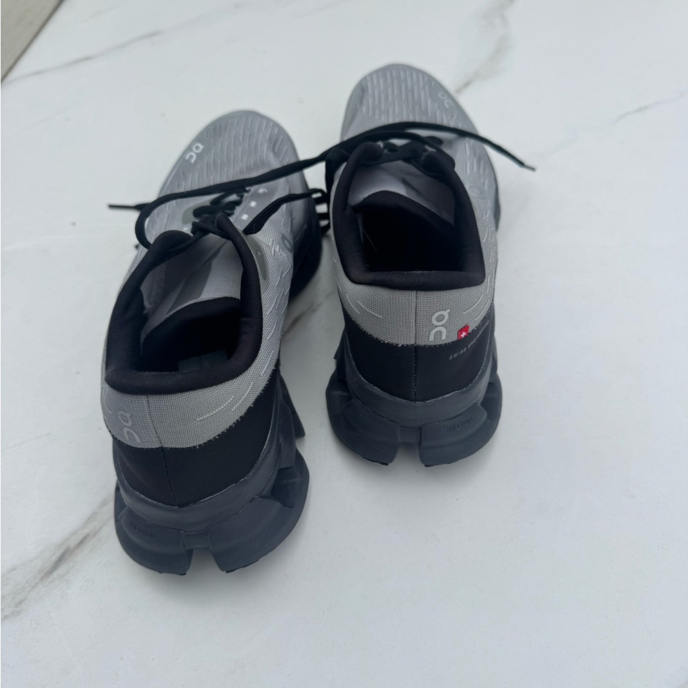 On cloud spark grey/eclipse Running Gray and Blac… - image 3